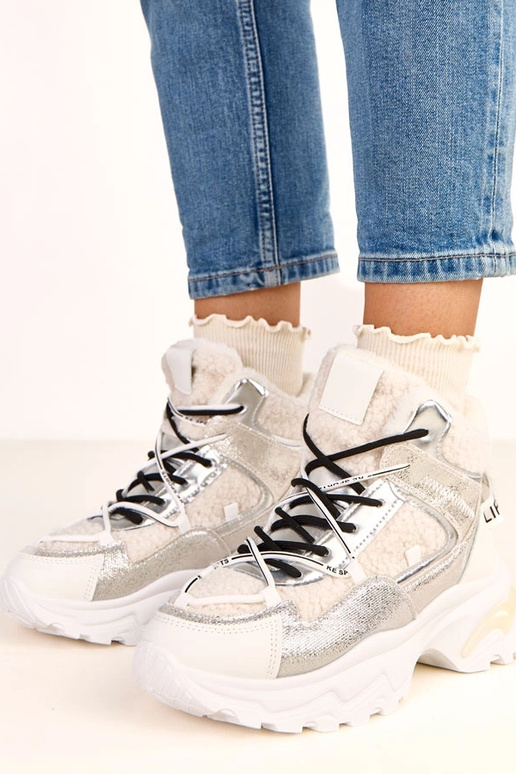 Biele športové topánky s šnúrkami a... Biele športové topánky s šnúrkami a...