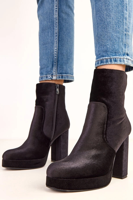 Čierne čižmy na hrubom podpätku s... Čierne čižmy na hrubom podpätku s...