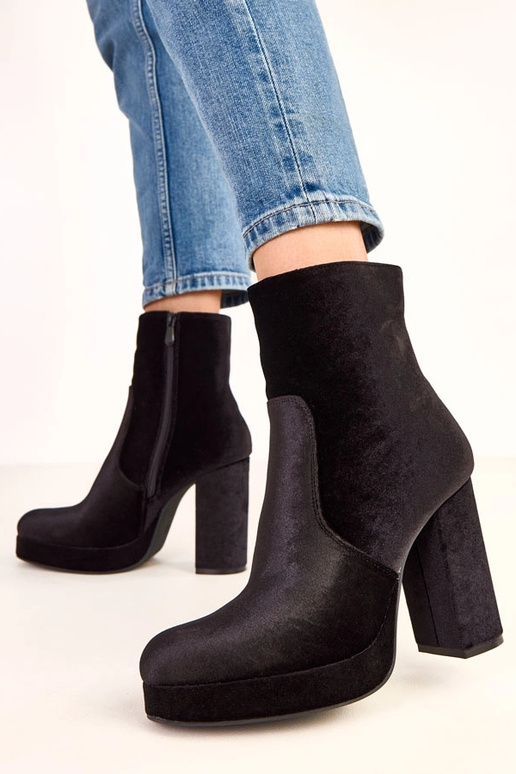 Čierne čižmy na hrubom podpätku s... Čierne čižmy na hrubom podpätku s...