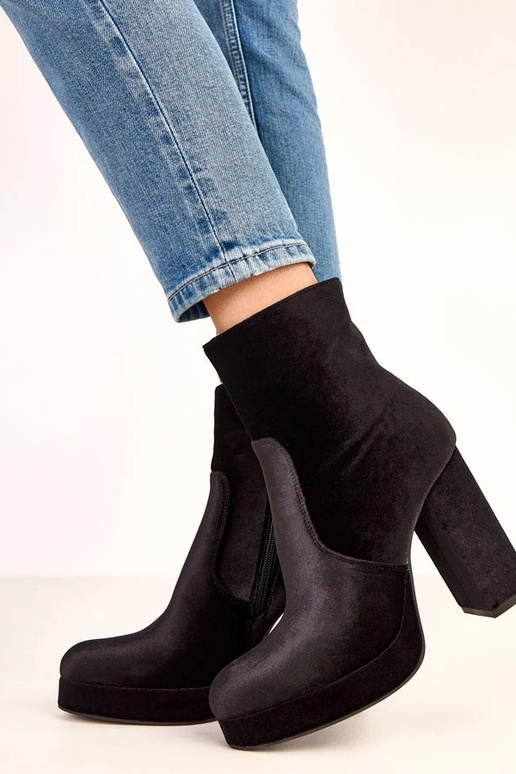 Čierne čižmy na hrubom podpätku s... Čierne čižmy na hrubom podpätku s...