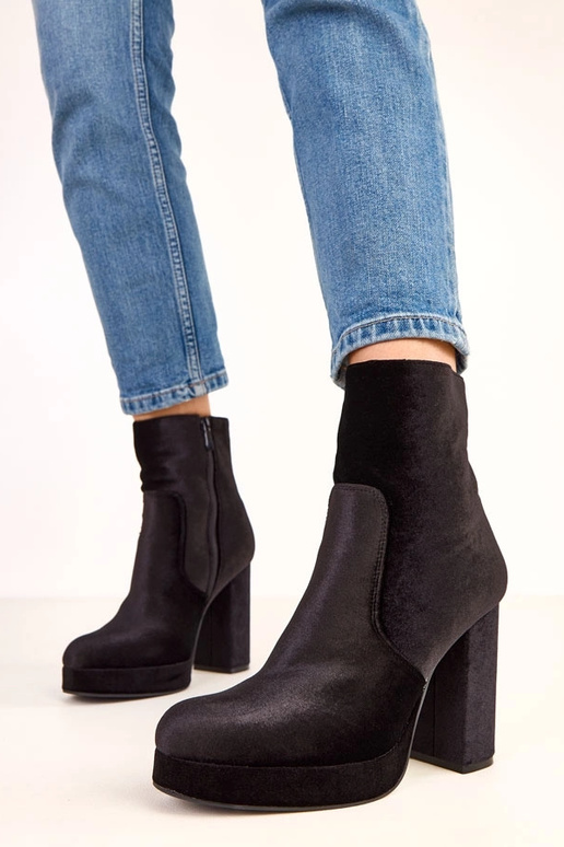 Čierne čižmy na hrubom podpätku s... Čierne čižmy na hrubom podpätku s...