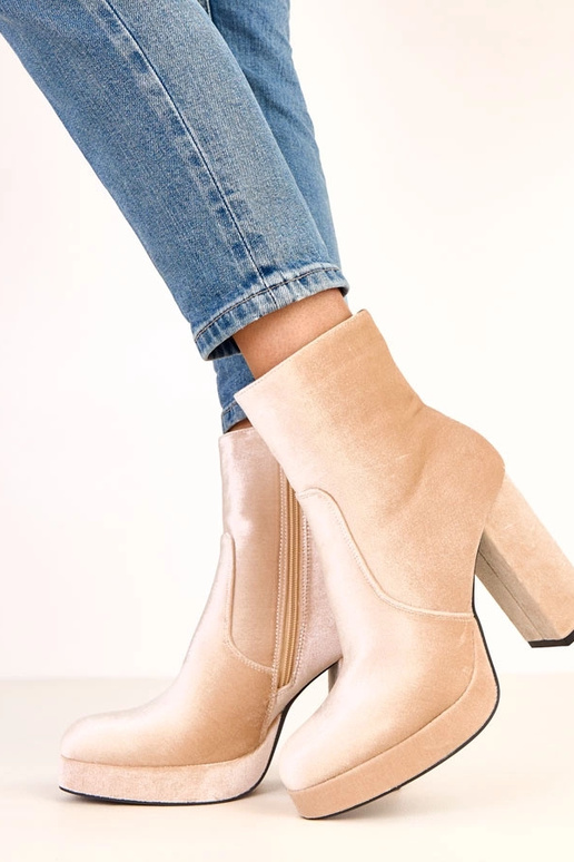 Pieskové čižmy na hrubom podpätku s... Pieskové čižmy na hrubom podpätku s...