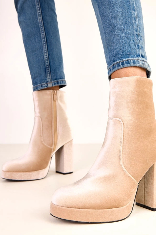 Pieskové čižmy na hrubom podpätku s... Pieskové čižmy na hrubom podpätku s...