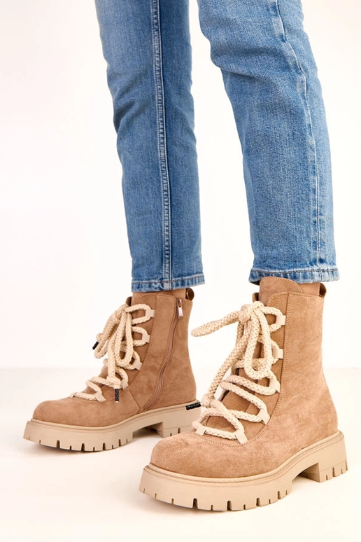 Pieskové čižmy s dekoratívnou šnúrkou... Pieskové čižmy s dekoratívnou šnúrkou...