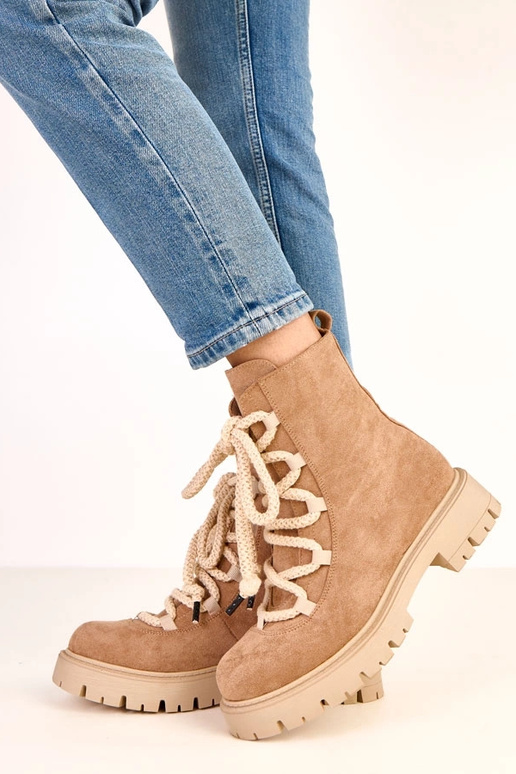Pieskové čižmy s dekoratívnou šnúrkou... Pieskové čižmy s dekoratívnou šnúrkou...