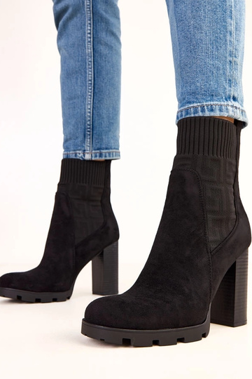 Čierne čižmy na hrubom...