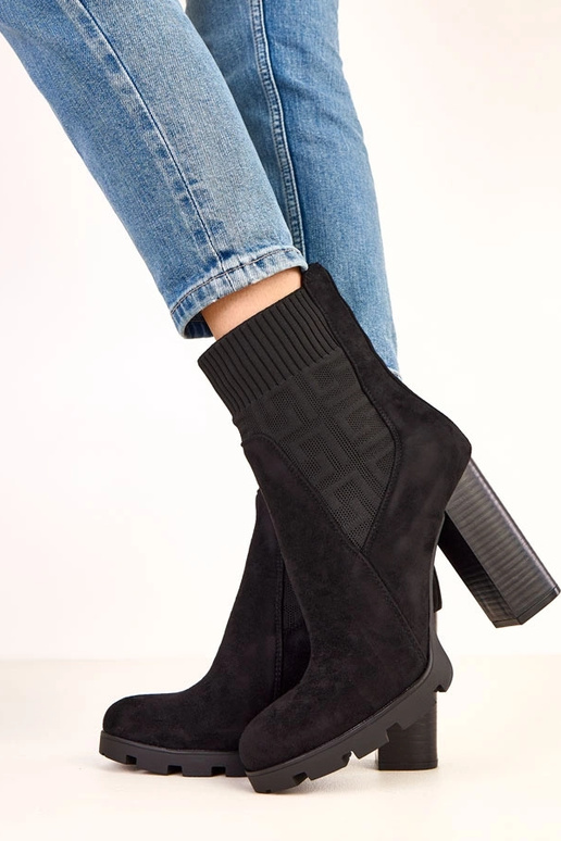 Čierne čižmy na hrubom podpätku s... Čierne čižmy na hrubom podpätku s...