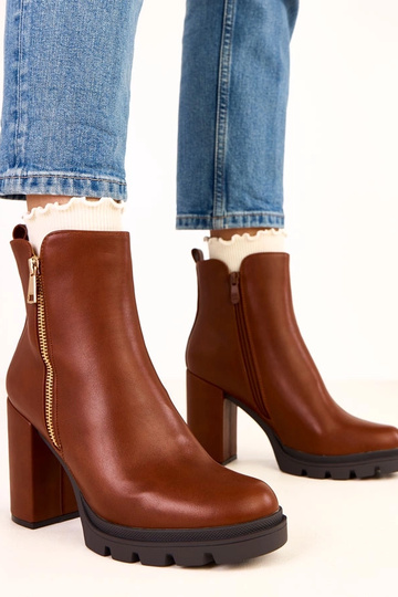 Hnedé čižmy na hrubom...