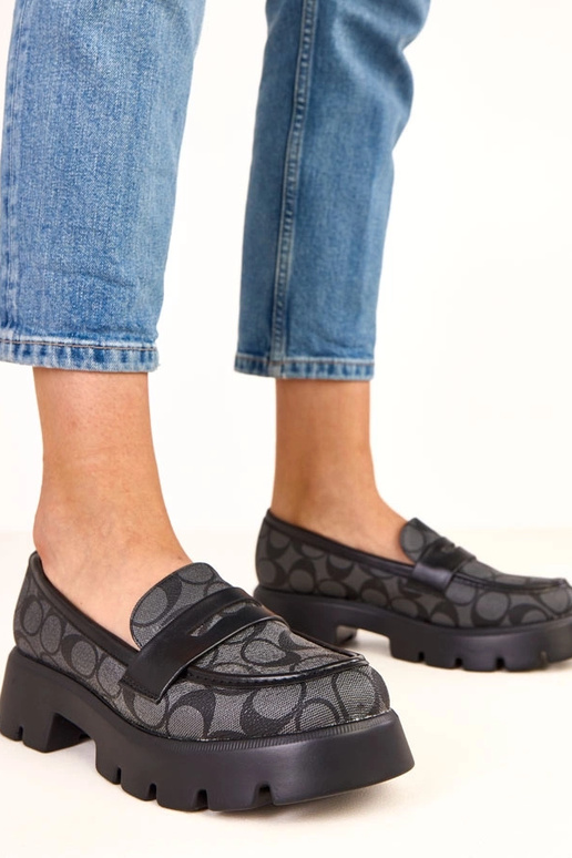 Čierne mokasíny s geometrickým vzorom...