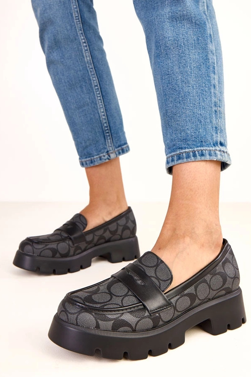 Čierne mokasíny s geometrickým vzorom...