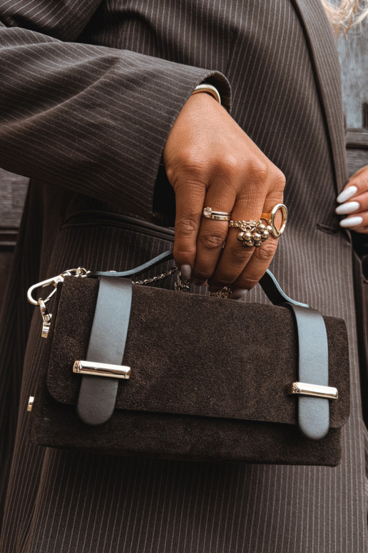 KabelkaZapnutéturalnego zo semišuu s reťazami CzekoladoIna Nivra