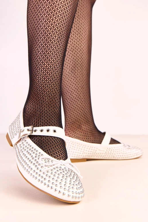 Biele baleríny zdobené nitmi a...