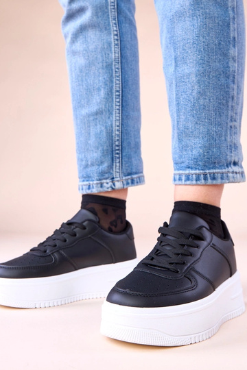 Čierne športové topánky na...