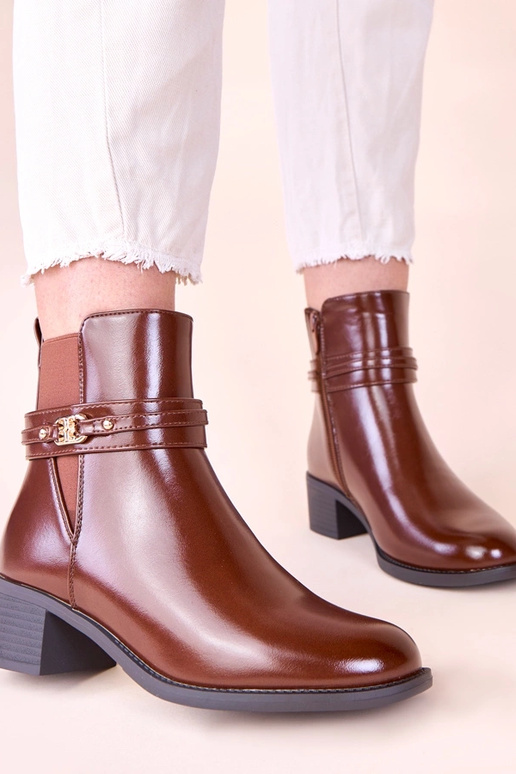 Hnedé čižmy na stĺpiku s dekoratívnym...