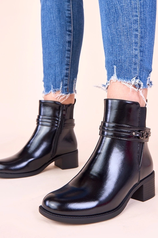 Čierne čižmy na stĺpiku s...