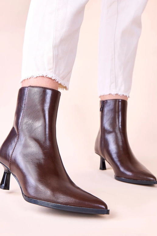 Hnedé čižmy na ihlovom podpätku typu...