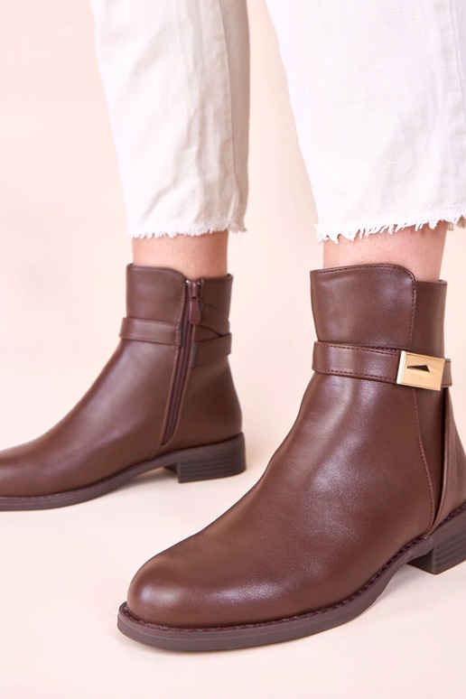 Hnedé klasické čižmy s zlatou ozdobou...