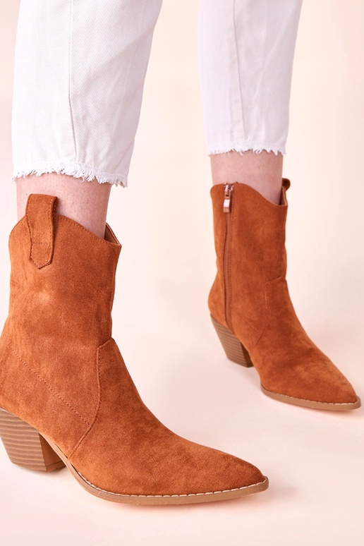 Hnedé cowboy čižmy na stĺpiku Alka