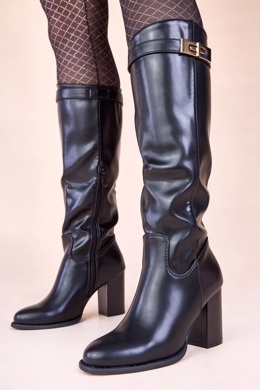 Čierne vysoké čižmy na stĺpiku so...