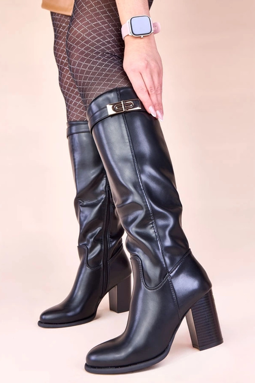 Čierne vysoké čižmy na stĺpiku so...