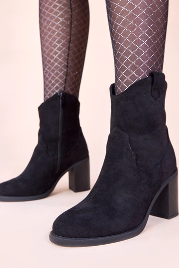 Čierne čižmy na stĺpiku z...