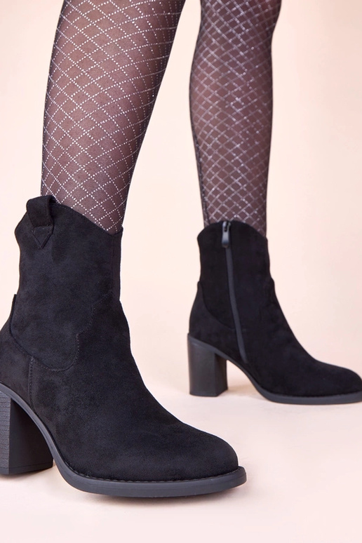 Čierne čižmy na stĺpiku z umelej kože...