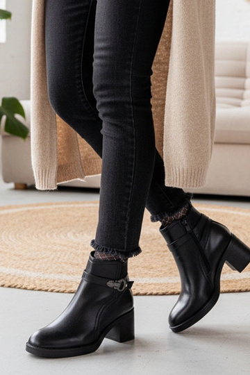 Čierne čižmy na stĺpiku s... 2