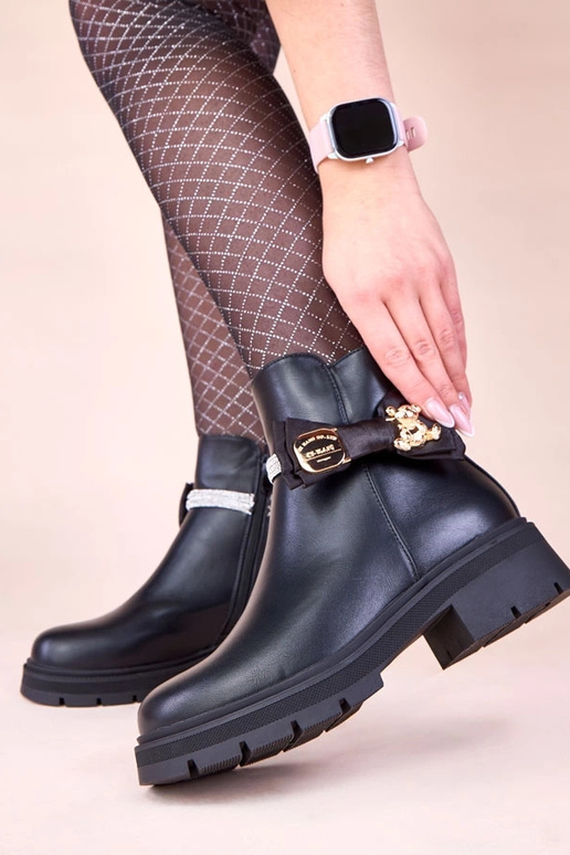 Čierne čižmy ozdobené zirkónmi a...