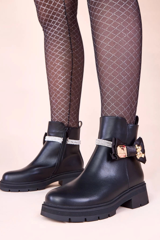 Čierne čižmy ozdobené zirkónmi a...