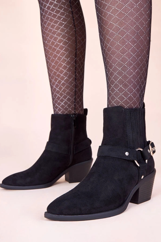 Čierne čižmy na stĺpiku s...