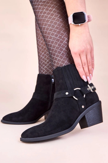 Čierne čižmy na stĺpiku s... 2