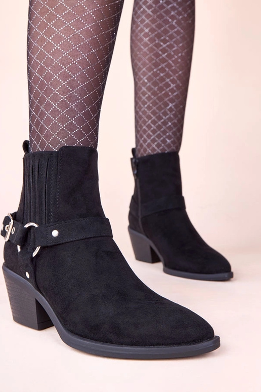 Čierne čižmy na stĺpiku s...