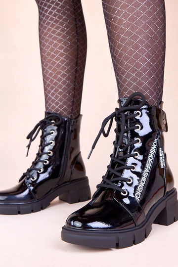 Čierne lakované masívne...