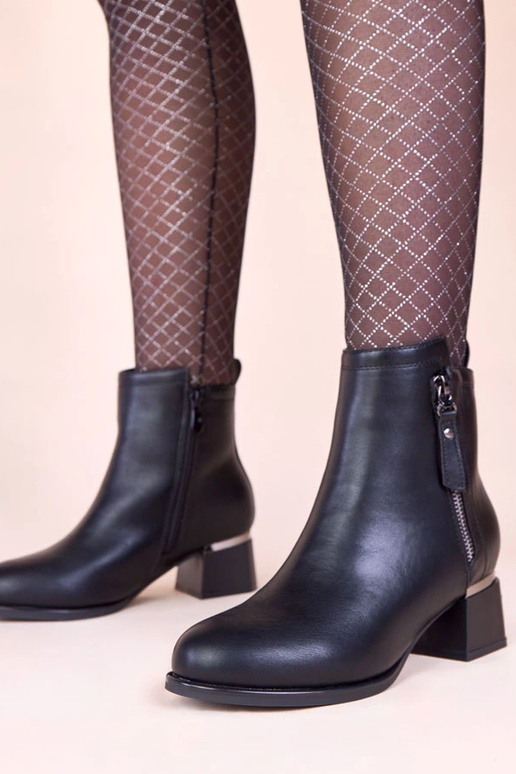 Čierne masívne čižmy s kovovou...