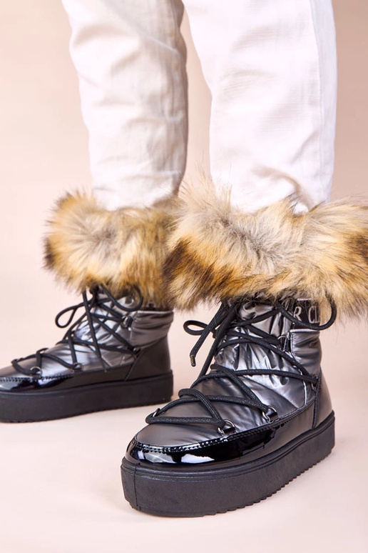 Pilkové snehové topánky so šnúrkami a...