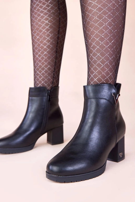 Čierne čižmy na podpätku s matným...