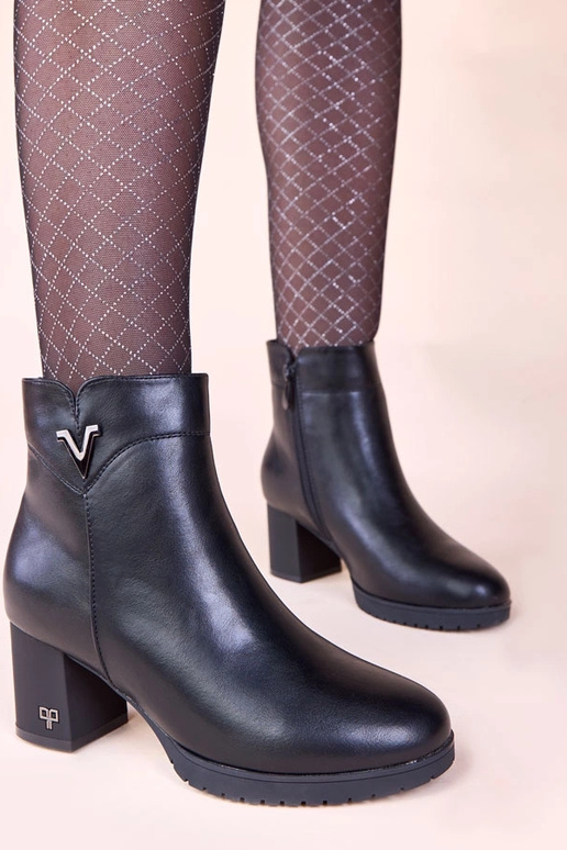 Čierne čižmy na podpätku s matným...