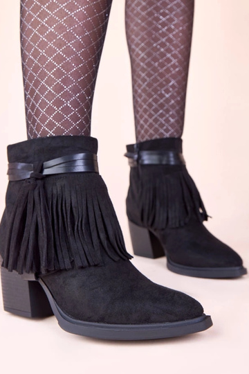 Čierne čižmy na podpätku...