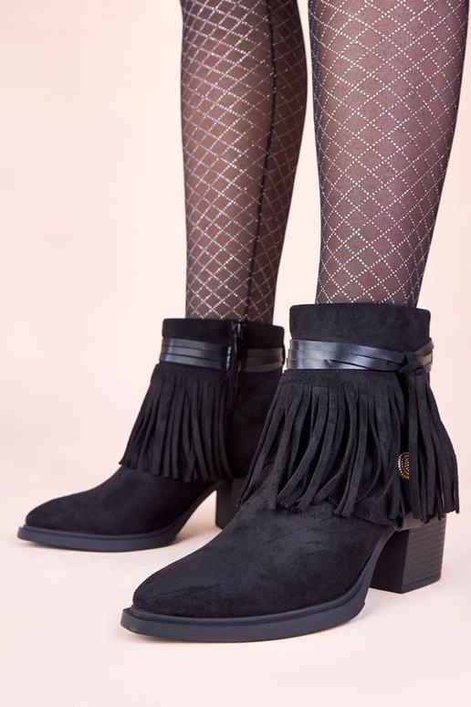 Čierne čižmy na podpätku zdobené...