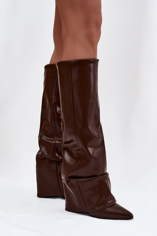 Čokoládové teplé dámske dlhé čižmy s obalenými holeniami na malých opätkoch Elivira