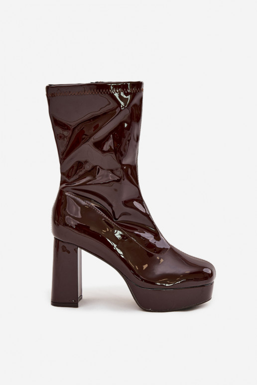 Lakované dámske čižmy s platformou a širokým podpätkom v čokoládovej farbe Calvessa