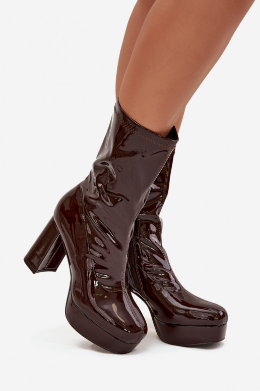 Lakované dámske čižmy s platformou a širokým podpätkom v čokoládovej farbe Calvessa