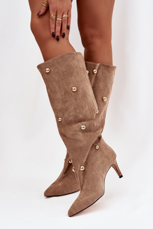 Pieskové dámske dlhé čižmy na zapínanie s tenkými podpätkami a zlatými dekoráciami Thaliane