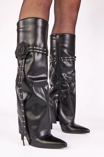 Čierne čižmy na vysokom...