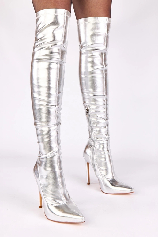 Strieborné čižmy na vysokom podpätku...