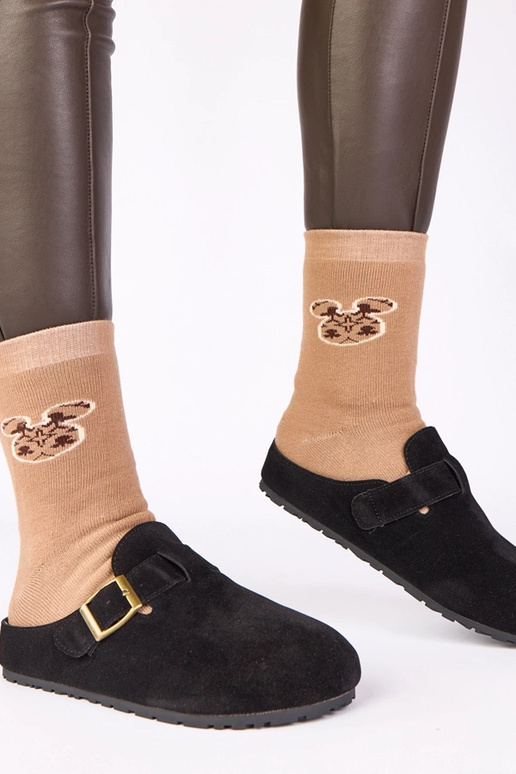 Čierne čižmy s dekoratívnou sponou...