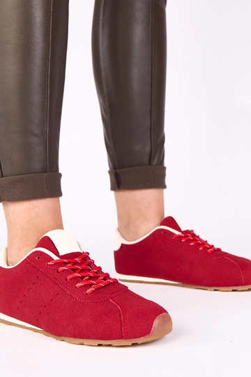 Červené športové topánky s...