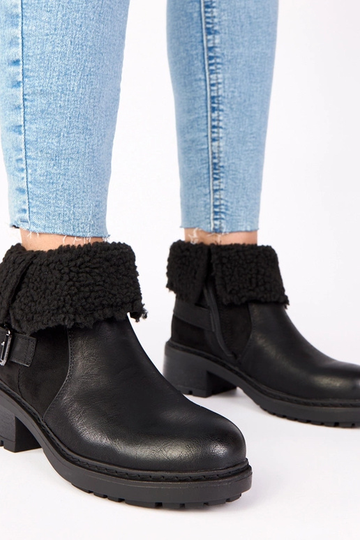 Čierne čižmy na opätku s ohýbacou...