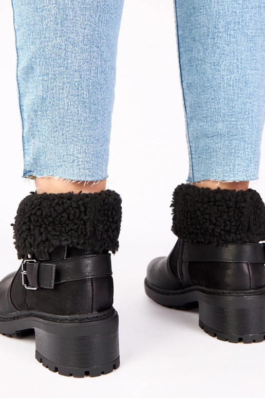 Čierne čižmy na opätku s ohýbacou...