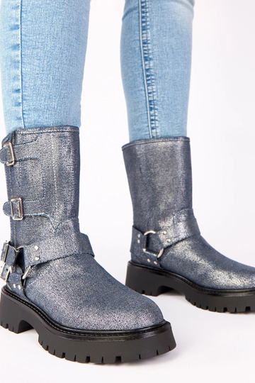 Modré čižmy zdobené sponami...